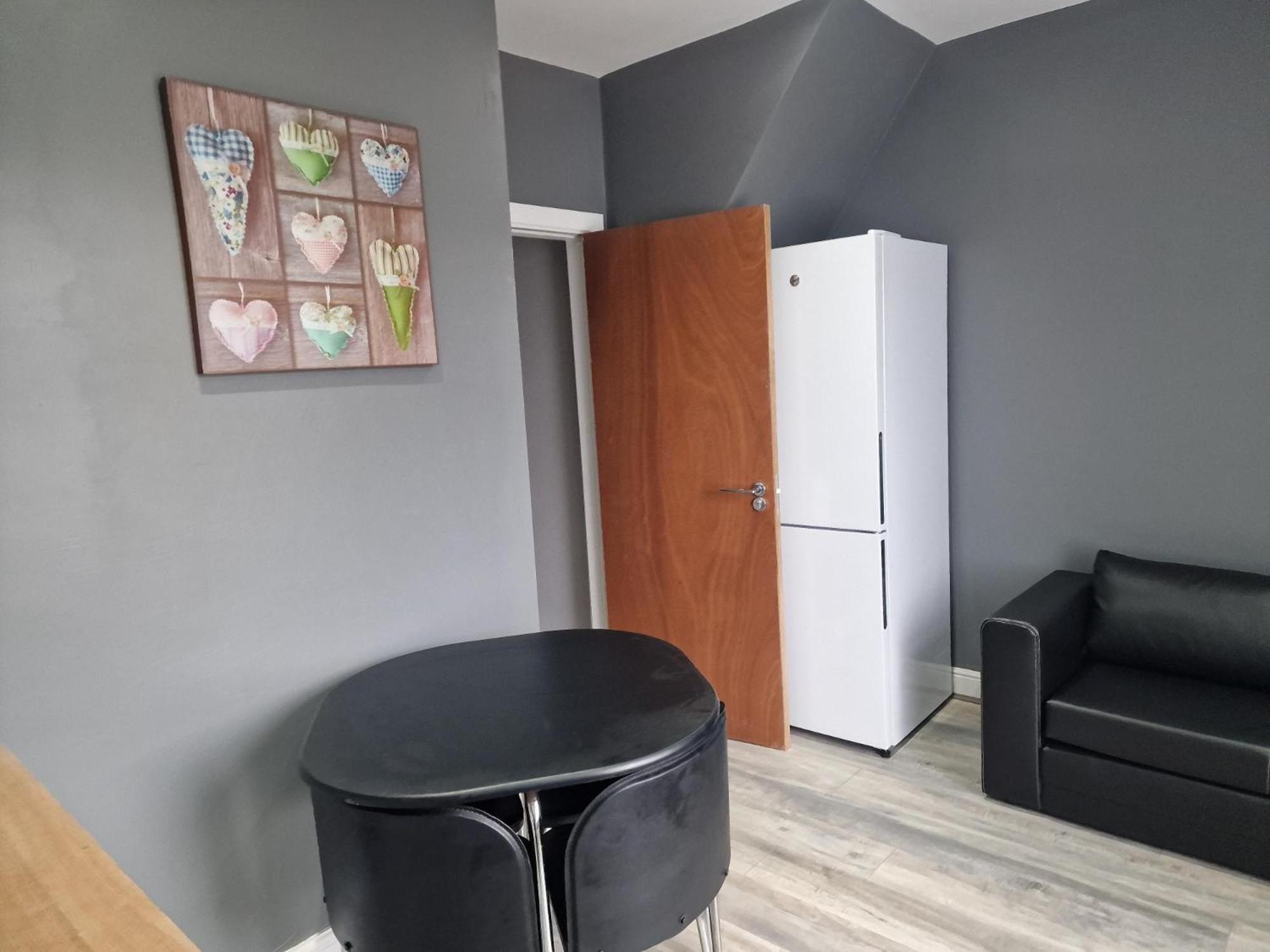 Impeccable 3-bed In Bradford To Explore * Bradford (West Yorkshire)