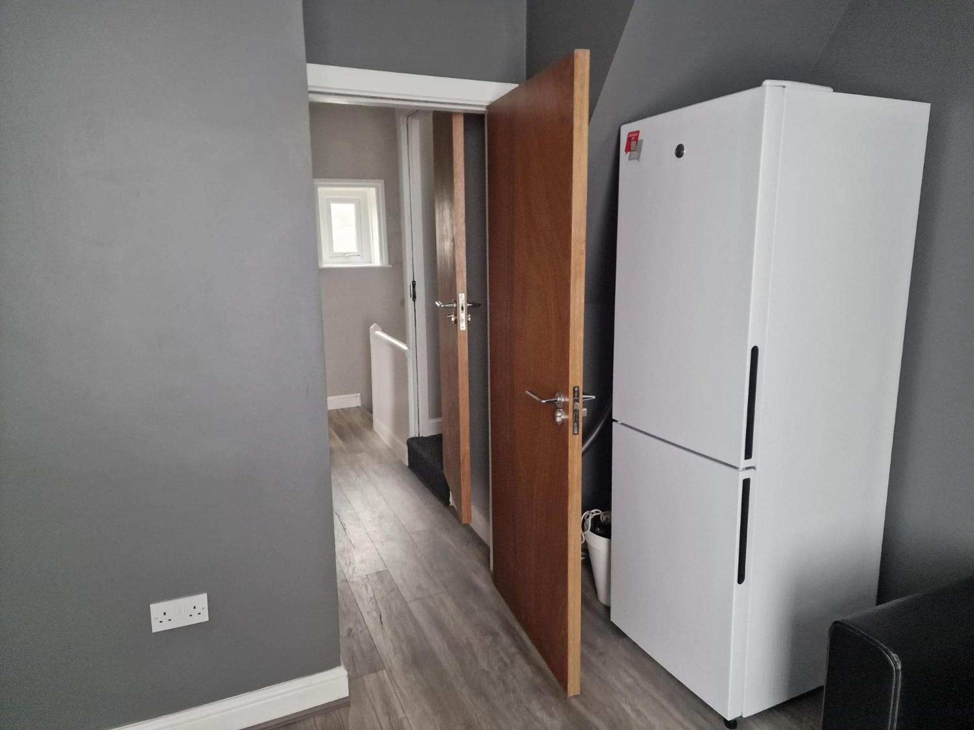 Impeccable 3-bed In Bradford To Explore Apartment *