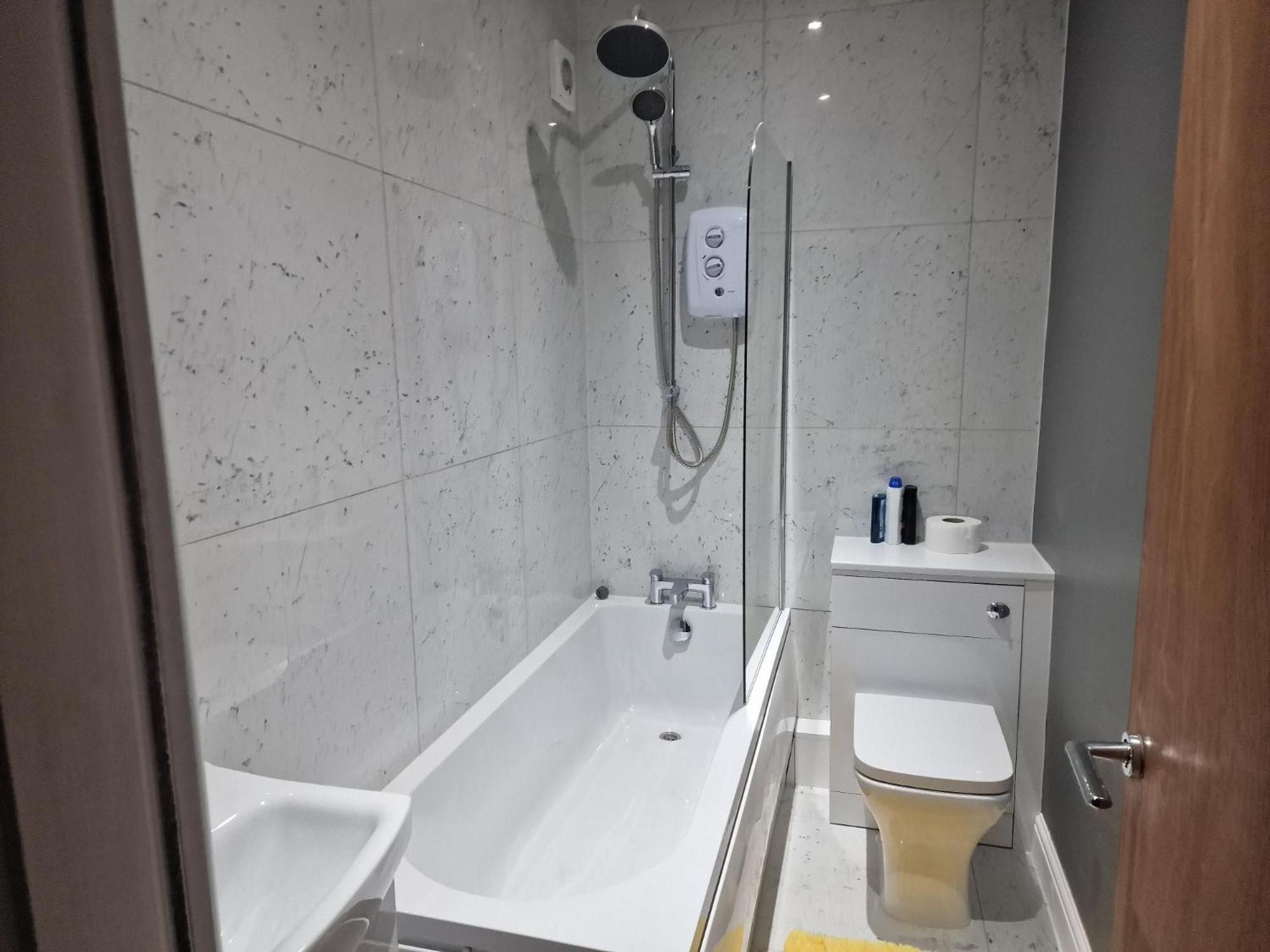 Impeccable 3-bed In Bradford To Explore Bradford (West Yorkshire)