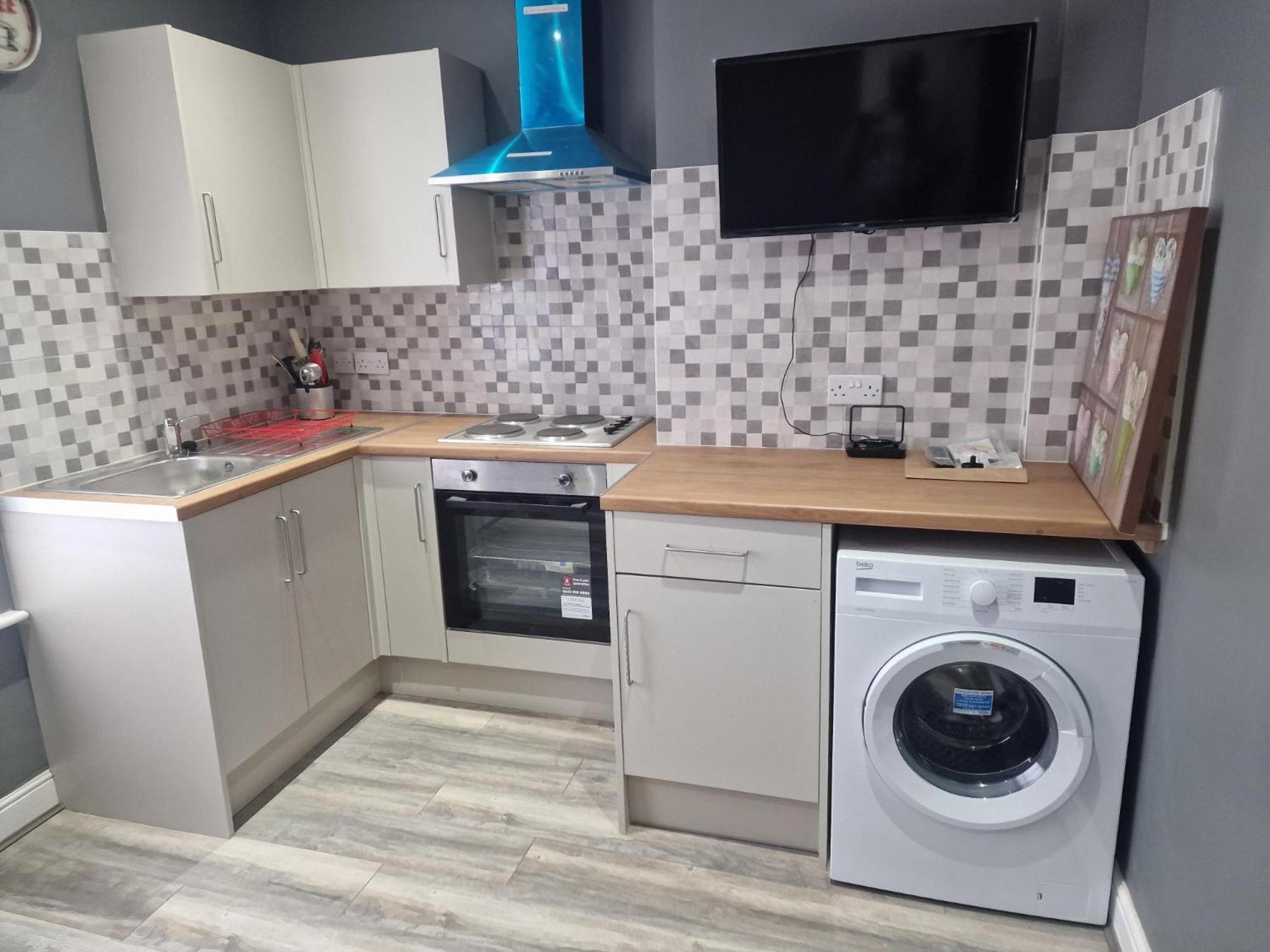 Impeccable 3-bed In Bradford To Explore Apartment