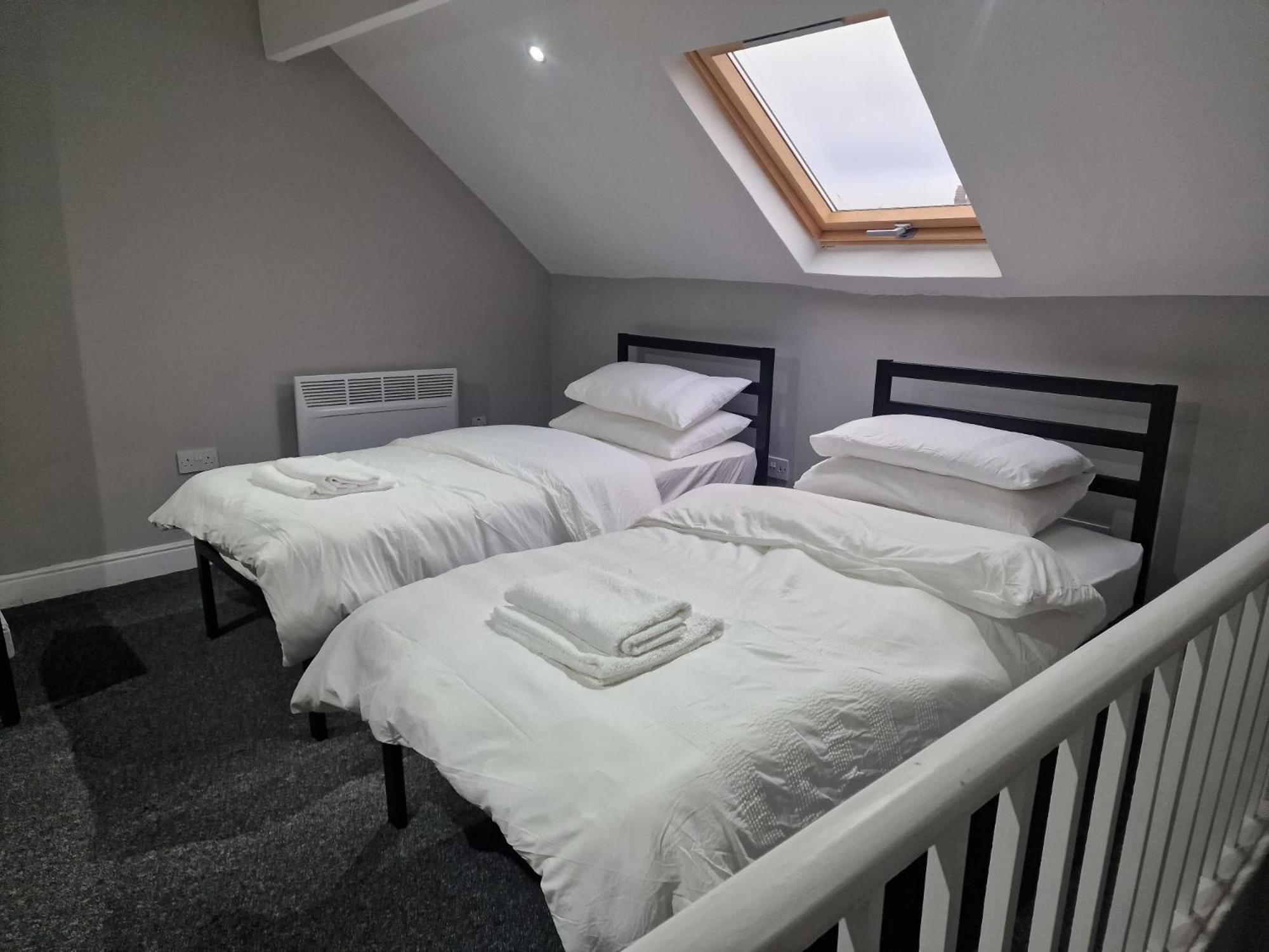 Impeccable 3-bed In Bradford To Explore Apartment *