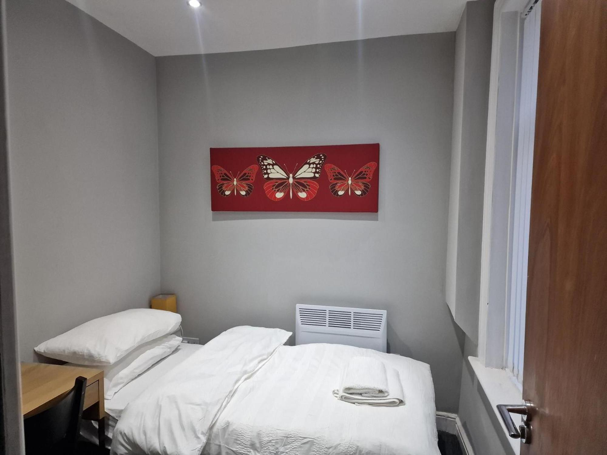 Impeccable 3-bed In Bradford To Explore * Bradford (West Yorkshire)